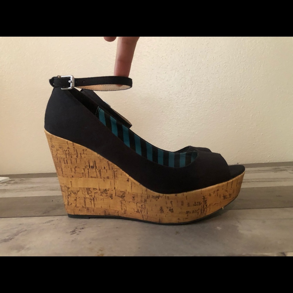 Report Black Wedges